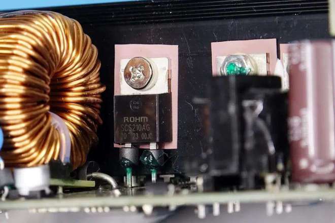 这些金牌PC电源效率极高拆解发现均搭载碳化硅二极管(图6)