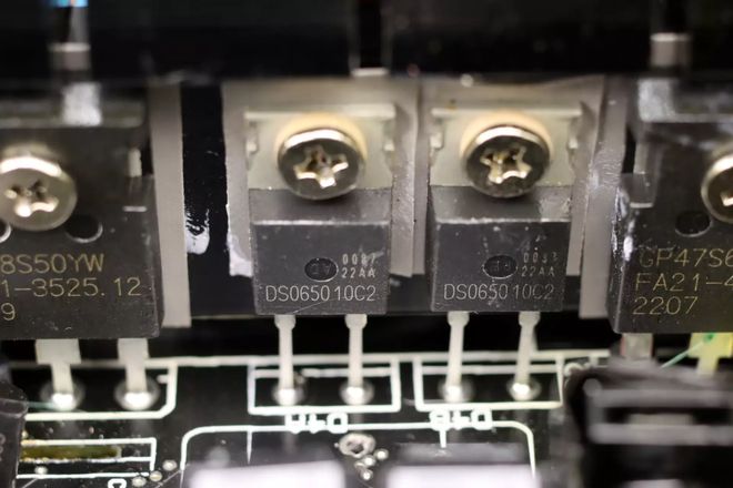 这些金牌PC电源效率极高拆解发现均搭载碳化硅二极管(图8)