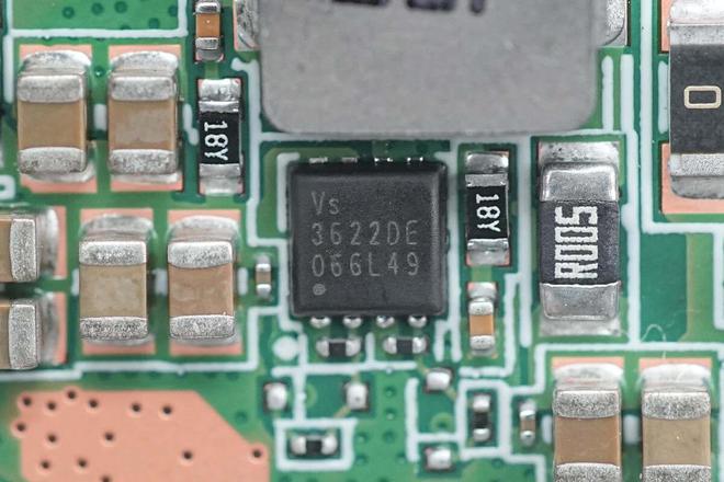 全新Qi2认证加持苹果全家桶同时充电绿联25W磁吸无线充拆解(图8)