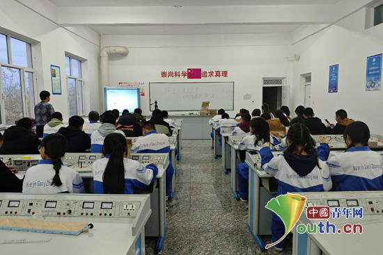 天津大学研支团开讲云课堂带领孩子了解电子世界