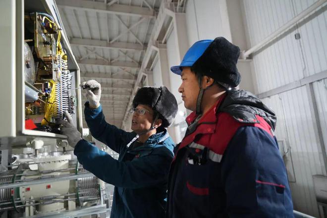 【新春走基层】巴里坤±800千伏换流站进入电气设备安装调试高峰期(图2)