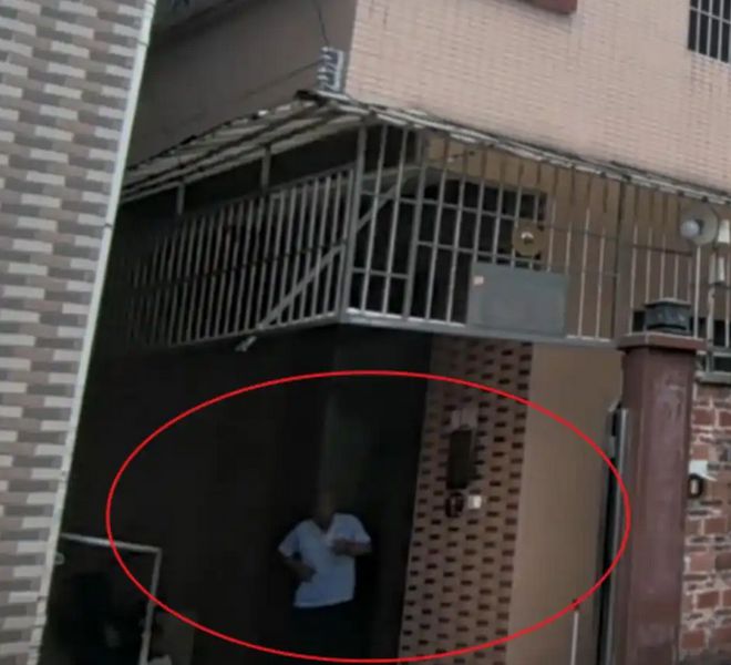 父亲与小33岁亡子女友再婚被女儿砸门都是为了房产！(图4)