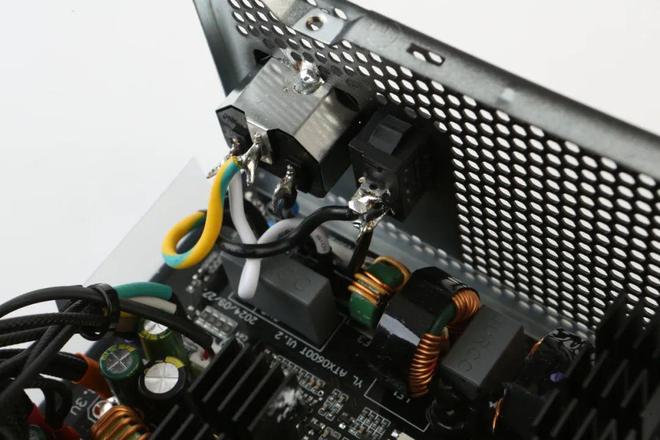 ATX31规范、80PLUS铜牌认证、直出式设计——体验追风者AMPBH750电源(图11)