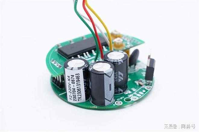 固体电解电容哪个好？固态铝电容器_液体铝电解器生产厂家(图1)