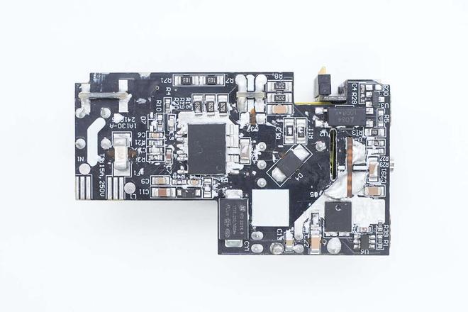 你的下一款充电器甚至化身硬盘盒！玲珑坞67W多合一快充拆解