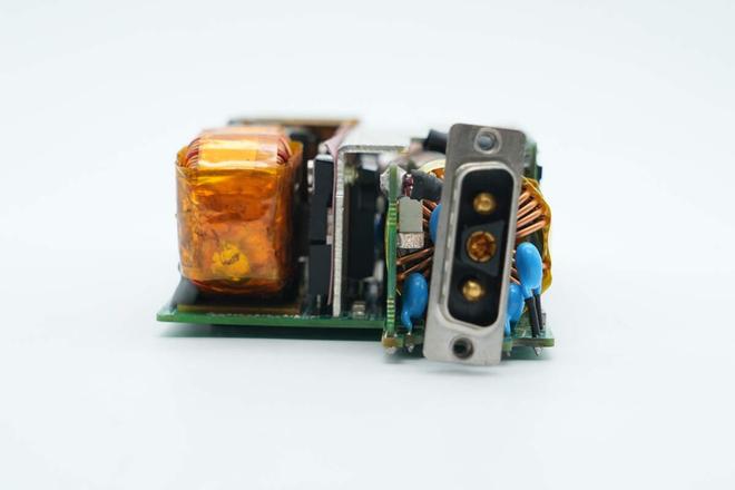 设计主动散热风扇高斯宝电气1300W直流服务器电源拆解(图3)