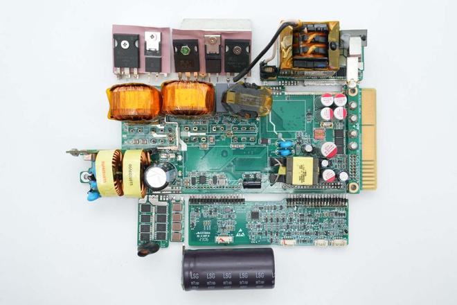 设计主动散热风扇高斯宝电气1300W直流服务器电源拆解(图2)