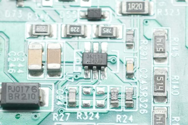 设计主动散热风扇高斯宝电气1300W直流服务器电源拆解(图6)