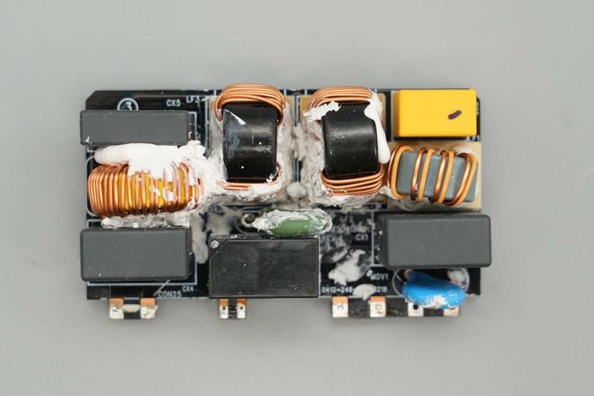 配302寸智能巨屏正浩RAPIDPro320W氮化镓桌面超充站拆解(图5)