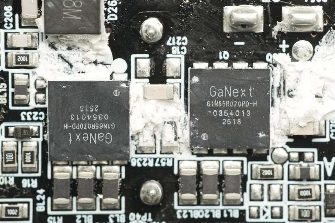 配302寸智能巨屏正浩RAPIDPro320W氮化镓桌面超充站拆解(图7)