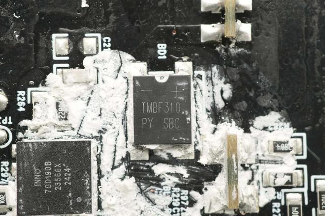 配302寸智能巨屏正浩RAPIDPro320W氮化镓桌面超充站拆解(图4)