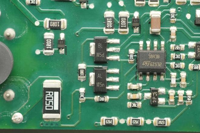 PFC+移相全桥架构设计光宝1600W白金牌碳化硅服务器电源拆解(图9)