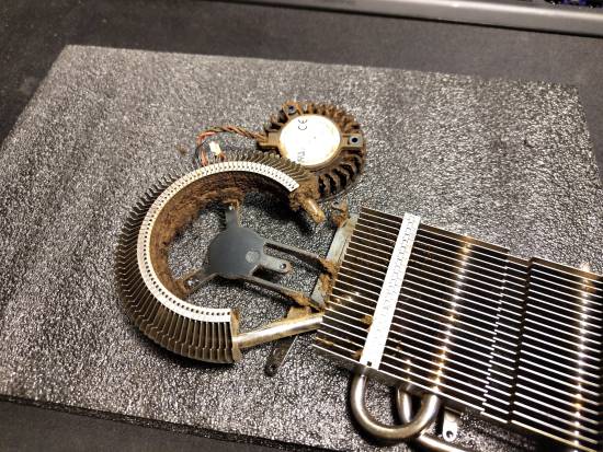 被吸烟者用了17年的9800GT显卡：拆开后触目惊心(图3)