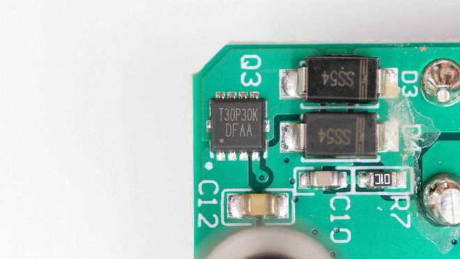 应对突发情况还能照明充电迈瑟伦多功能应急启动电源拆解(图5)