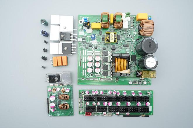 应用碳化硅器件航嘉2000W全模组PC电源拆解(图4)