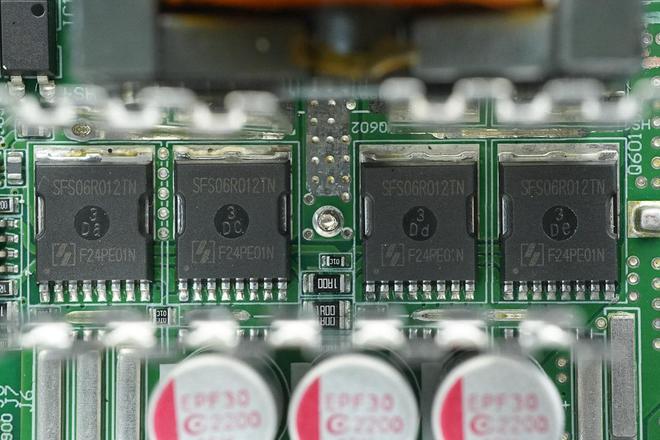 应用碳化硅器件航嘉2000W全模组PC电源拆解(图12)