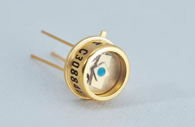 雪崩二极管:电路世界的电压调节卫士(图1)