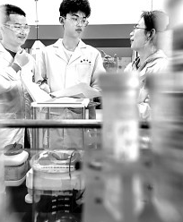 匠心筑梦技能报国——2025年职业教育活动周精彩纷呈(图1)